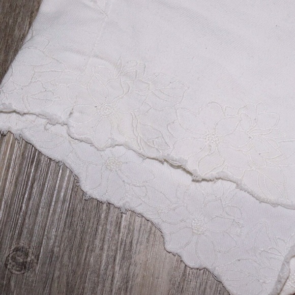 American Eagle White Embroidered Shorts - Picture 2 of 3